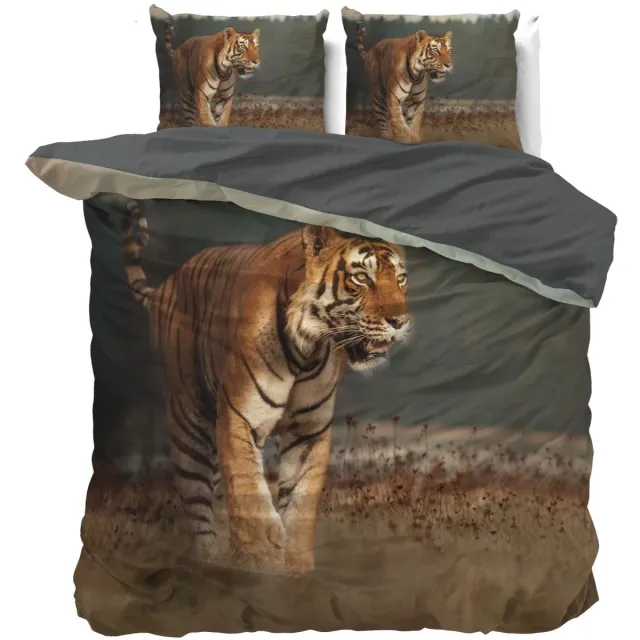 Sleeptime dekbedovertrek (dekbed hoes) taupe / bruin / grijs met grote tijger / tiger (wild dier) in de natuur / savanne (rustig beddengoed slaapkamer natuur!)