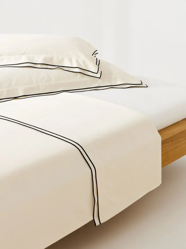 Westwing Collection Katoensatijnen laken Carlotta met bies Beige