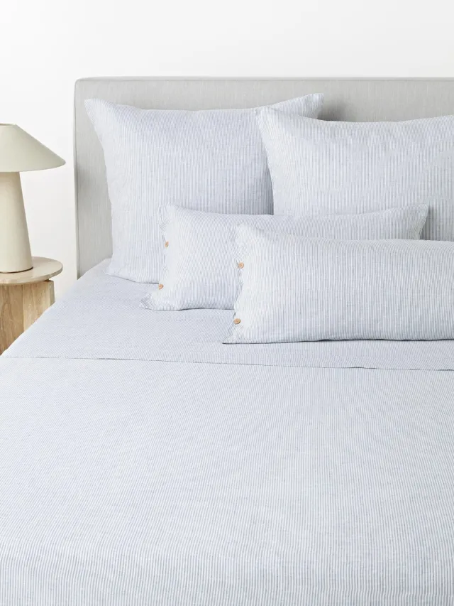 Westwing Collection Gewassen linnen dekbedovertrek Rinna met fijne strepen Blauw
