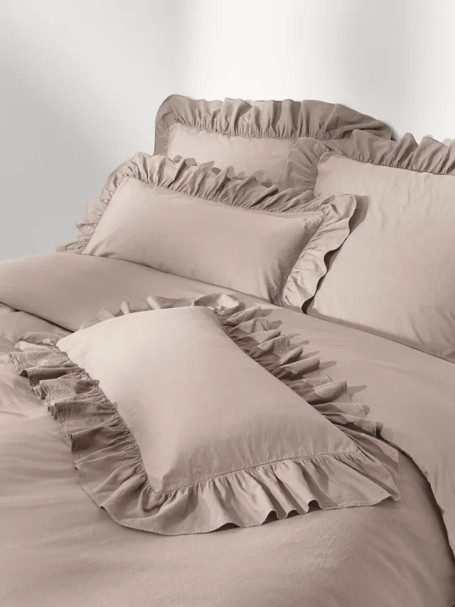Westwing Collection Gewassen katoenen perkal dekbedovertrek Louane met ruches Bruin