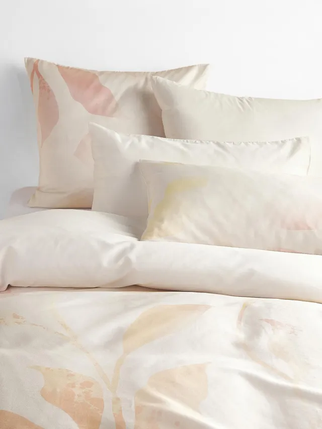 Westwing Collection Katoensatijnen dekbedovertrek Marino met bloemenmotief Beige, Rood
