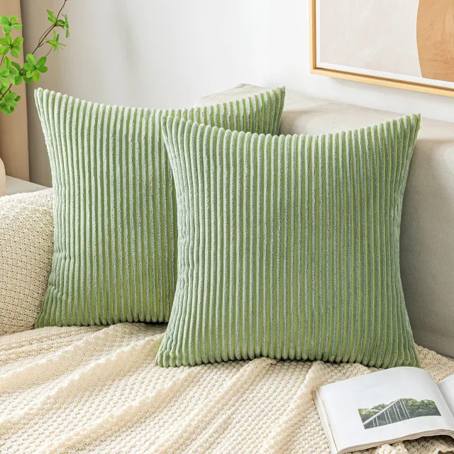 Famanu Kussensloop 45x45 cm van corduroy in bonengroen, set van 2 stuks, ideaal voor sierkussens in woonkamer en slaapkamer, met onzichtbare ritssluiting en wasbaar tot 30 graden