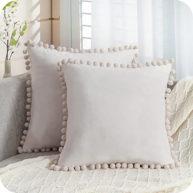 Thuys Set van 2 fluwelen kussens met pompons, effen kussenslopen, decoratieve kussenhoezen, hoofdkussen, zitkussen, sierkussen voor bank, slaapkamer, woonkamer, kantoor, auto, 45 x 45 cm, beige-wit Beige wit