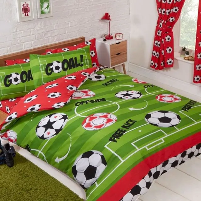 Catherine Lansfield 2-persoons jongens dekbedovertrek (dekbed hoes) groen / rood met ballen en voetbalveld met lijnen en verschillende voetballen (football goal) tweepersoons 200 x 200 cm (Sint & Kerst cadeau!)
