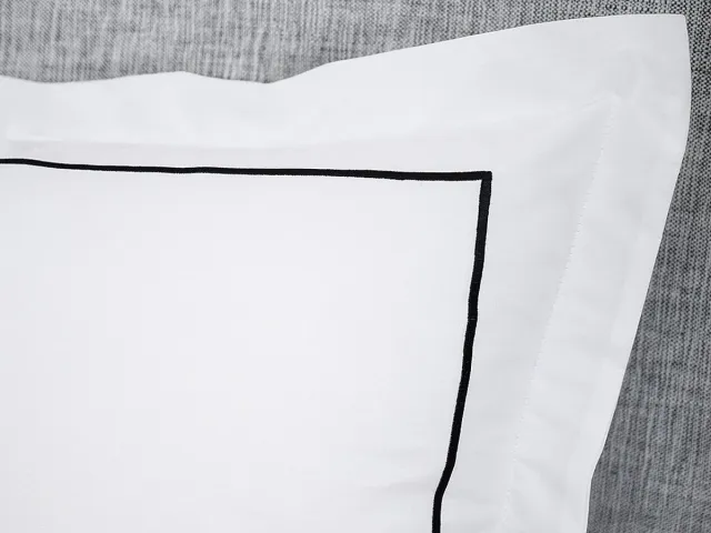 Vente-unique Bedlinnenset in katoenperkal 80 draden/cm² - Dekbedovertrek 240 x 260 cm + 2 kussenslopen - Wit met zwarte boordsteek - CHARMY van PALACIO Zwart, Wit