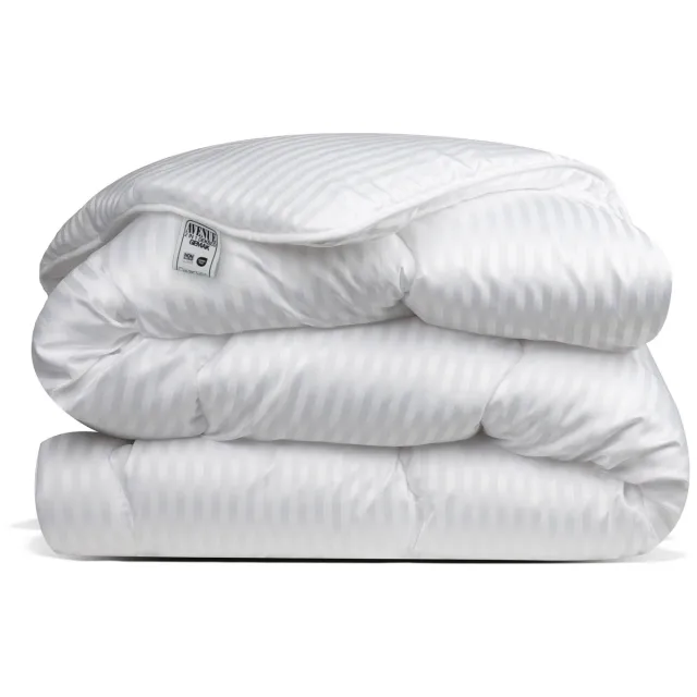 Avenue Luxe en makkelijk dekbed zonder overtrek – Hoesloos 2 persoons dekbed 200x200 cm – Anti-allergisch & hygiënisch – Wasbaar op 60°C – Wolkenzacht en soepel – Stralend Wit in luxe hotelstreep – All Year comfort zomerdekbed & winterdekbed