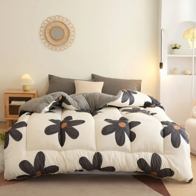 J.T.R Gebloemd gewatteerd dekbed met grote bloemenprint - Wit en zwart - 240x220 cm.
