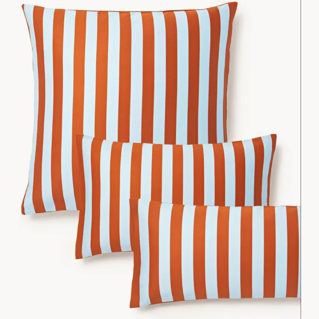Westwing Collection Gestreepte katoenen satijnen kussensloop Zani Terracotta, Blauw