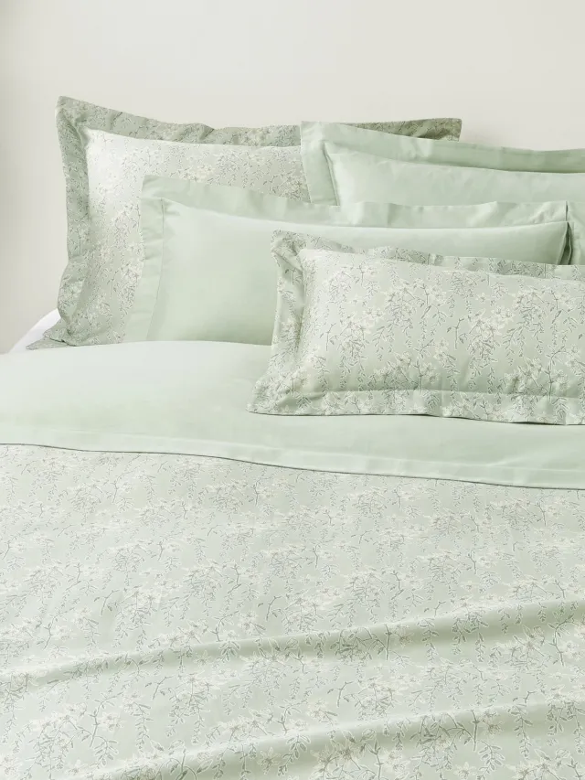 Westwing Collection Katoensatijnen dekbedovertrek Leticia met bloemenprint Lichtgroen