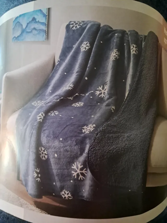 livarno home Knuffeldeken - 140 x 180 cm - Teddy Fleece - Donker blauw met witte sneeuwvlokken motief
