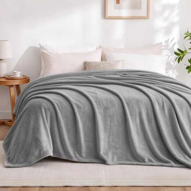 Famanu Fleecedeken in lichtgrijs, knuffeldeken van zachte stof, 230 x 270 cm, warmte voor op de bank of in bed, ideaal voor gezellige avonden en koude winterdagen