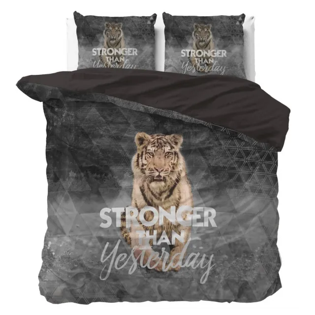 Sleeptime dekbedovertrek (dekbed hoes) antraciet grijs met grote rennende tijger met retro driehoek patroon en tekst “stronger than yesterday” KATOEN (wilde dieren / tiger beddengoed natuur slaapkamer) taupe