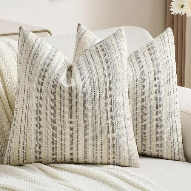 Famanu Decoratieve kussenslopen 60x60 cm, set van 2 stuks van zachte chenille met onzichtbare ritssluiting, grijs-wit, geschikt voor gebruik op de bank, in de slaapkamer of andere ruimtes, machinewasbaar