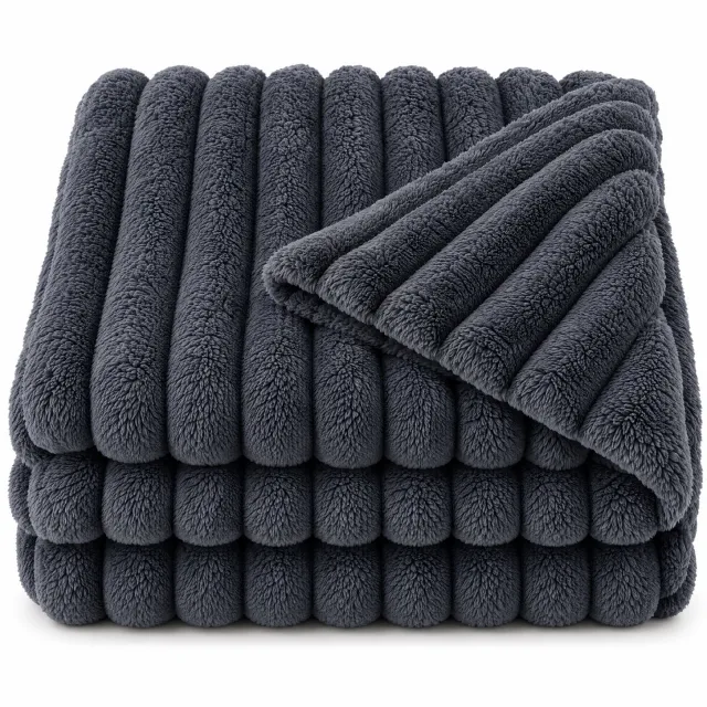 Levano Fleece Deken 150 x 200 cm Antraciet - Plaid Antraciet - Dekentje voor op de Bank - Warme Deken voor Rolstoel en Scootmobiel - Knuffeldeken Volwassenen en Kinderen - Fleece Plaid - Winterdeken Bed - Bankdeken Hond - Beddeken - Sprei