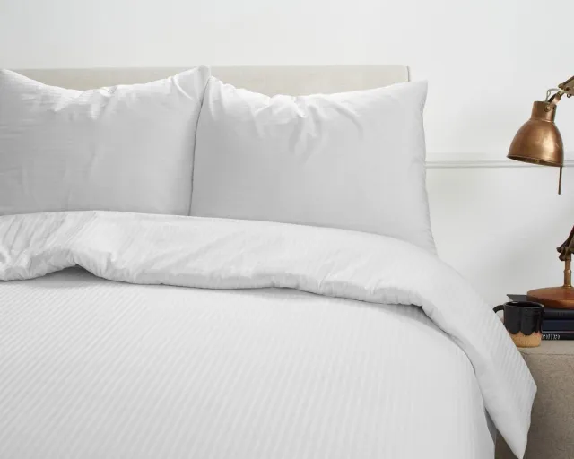 Homéé® Homéé hotel dekbedovertrekset satijn gestreept 8mm - Lits-jumeaux 240x200/220cm CVC 130g.m2 wit