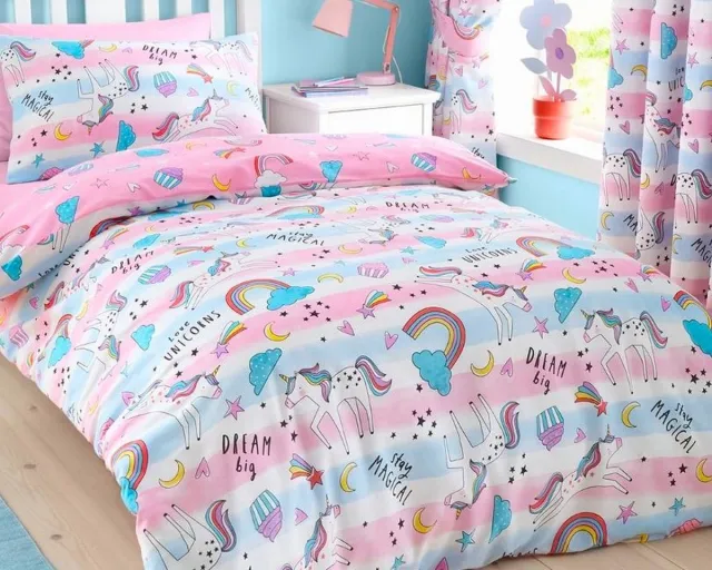 Catherine Lansfield 1-persoons meisjes dekbedovertrek (dekbed hoes) “doodle / droedel unicorns” roze – wit – blauw gestreept (pasteltinten) met eenhoorns / paardjes, regenbogen, wolken, cupcake, sterren & hartjes eenpersoons 140 x 200 cm (beddengoed cadeau Sint & Kerst)