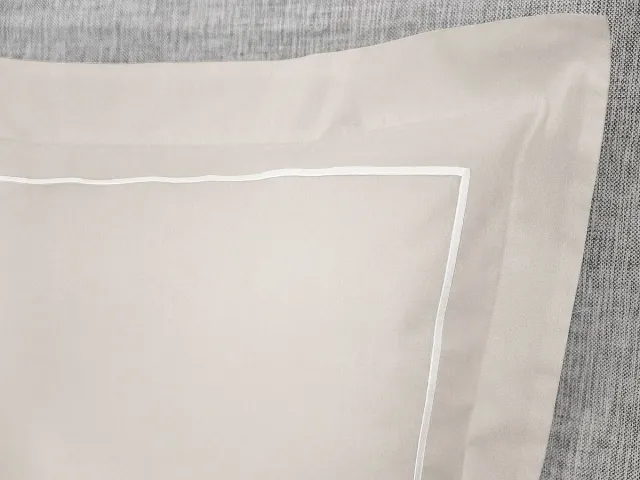 Vente-unique Bedlinnenset in perkal 80 draden/cm² - Dekbedovertrek 240 x 260 cm + 2 kussenslopen - Beige met witte boordsteek - CHARMY van PALACIO