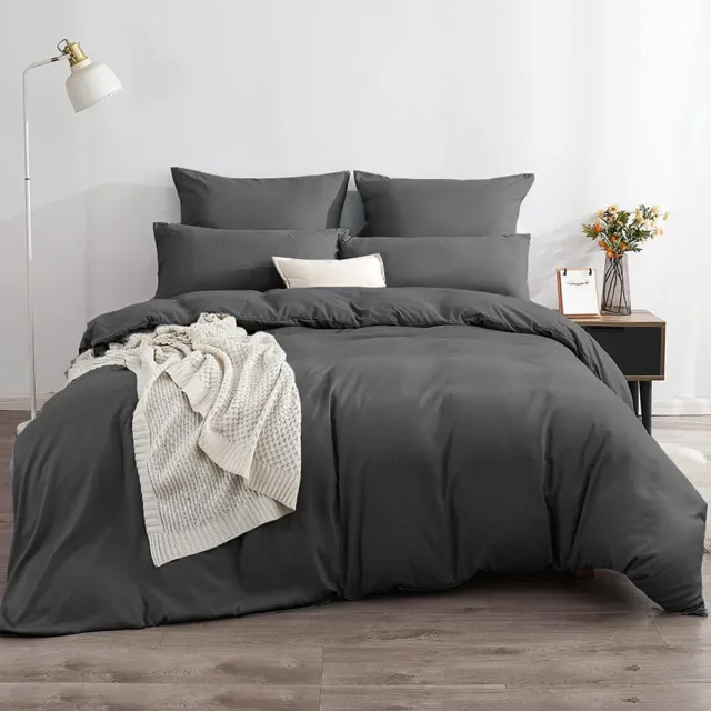 Famanu Beddengoedset van microvezel, 200 x 220 cm, grijs/antraciet, strijkvrij en kreukvrij, met dekbedovertrek en kussensloop van 80 x 80 cm, set van 2