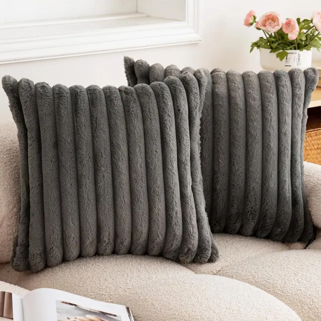 CHICFURN Premium Grijs Kussenhoezen 50 x 50 cm, Fluwelen Sierkussenhoezen voor Bank, Bed, Stoel of Auto, Set van 2 met Verborgen Rits en Kwastjes, Geschikt voor Woonkamer, Slaapkamer, Café en Kantoor Donkergrijs