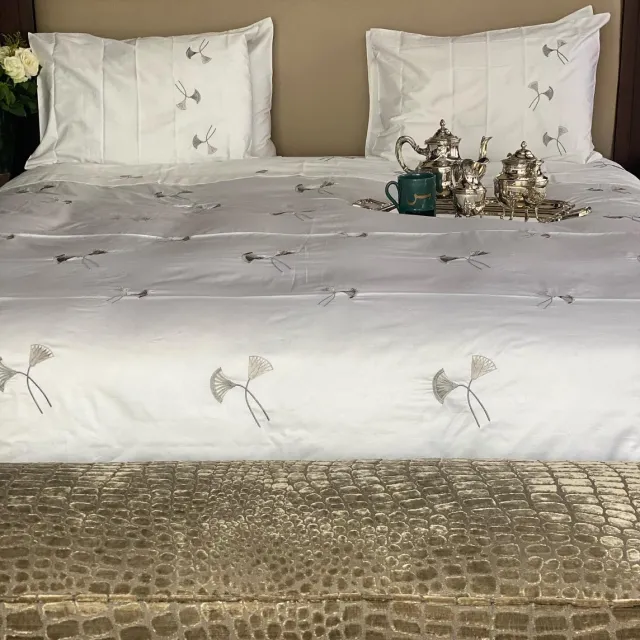 Homebysaharzaghloul Dekbedovertrek Set 240x200 cm – Egyptisch Katoen 500 Draads – 5-delig Lits-jumeaux – Wit met Zilveren Lotus Borduurwerk – Homebysaharzaghloul