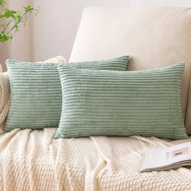 Famanu Set van 2 decoratieve kussenhoezen van 30 x 50 cm, corduroy, lichtgroen