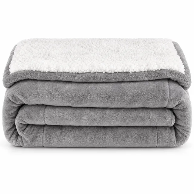 Levano Fleece Deken Lichtgrijs - Plaid Lichtgrijs - Sprei - Dekentje voor op de Bank - Sherpa Fleece Plaid - Warme Deken - 150 x 200 cm - Fleecedeken - Winterdeken - Bankdeken Hond lichtgrijs;wit