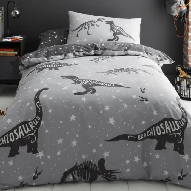 CL 1-persoons jongens dekbedovertrek “space dinosaurus” grijs / antraciet / wit met dinosauriërs (T-rex dino) en skelet in de ruimte tussen sterren eenpersoons 140 x 200 cm (stoer beddengoed kinderkamer)