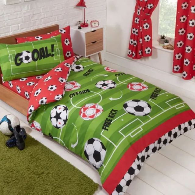 Catherine Lansfield 1-persoons jongens dekbedovertrek groen / rood met ballen en voetbalveld met lijnen en verschillende voetballen (football goal) eenpersoons 140 x 200 cm (kinderkamer / voetbal kamer / Sint & Kerst cadeau!)
