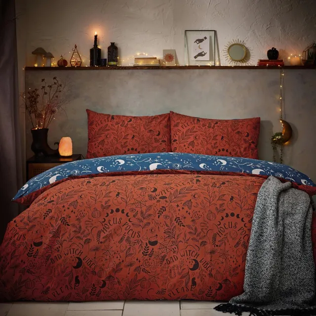 Unyqoos Sfeervol eenpersoons beddengoed met magische symbolen en warme kleuren oranje