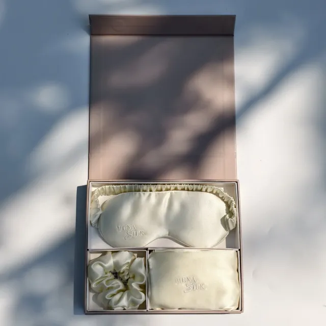 MenaSilk Giftset – Ecru – Kussensloop + Eye Mask + Scrunchie –100% Moerbeizijde – Charmeuse – OEKO-TEX keurmerk- Geschenkdoos- Giftset