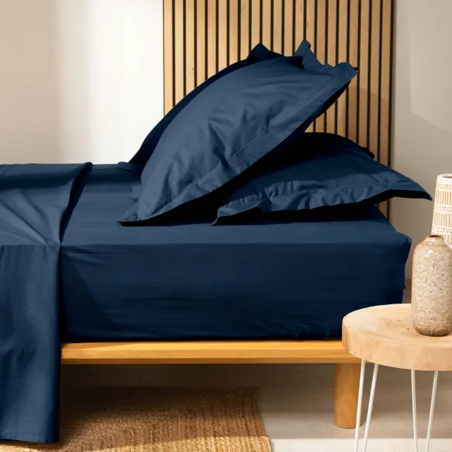 Douceur d intérieur Ciemnoniebieskie prześcieradło z bawełny organicznej z gumką 180x200 cm Biolina – douceur d'intérieur Marineblauw