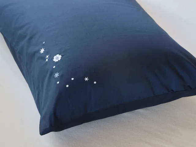 Yumeko kussensloop katoensatijn blueberry starry flower 60x70 - Bio, eco & fairtrade - 1 stuk