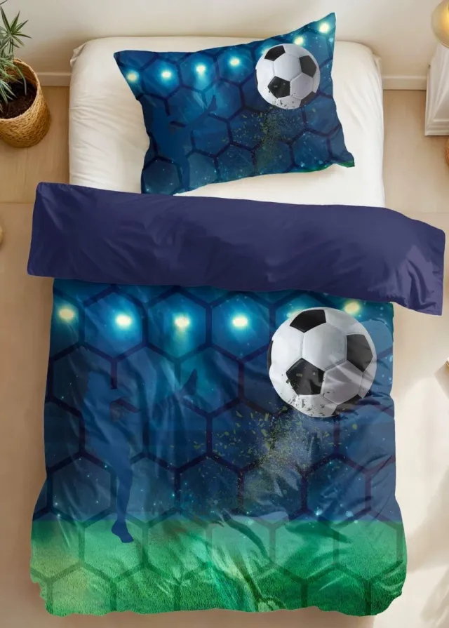 Sleeptime jongens dekbedovertrek (dekbed hoes) donkerblauw met voetballer die voetbal / bal schiet in voetbalstadion (football / soccer kinderslaapkamer, Sint & Kerst cadeau!)