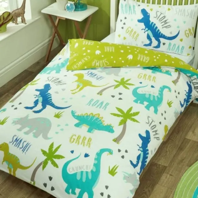 Catherine Lansfield Peuter / junior jongens dekbedovertrek wit met blauwe en groene dino’s / dinosaurus T-rex / dinosauriërs tussen bomen met pootafdrukken en teksten 120 x 150 cm (dekbed hoes kleuters kinderkamer)