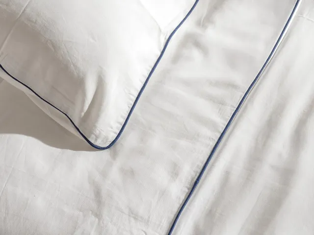 Vente-unique Bedlinnenset in katoenperkal 80 draden/cm² - Dekbedovertrek 240 x 260 cm + 2 kussenslopen 63 x 63 cm - Wit met blauwe paspel - AGAMI van PALACIO Blauw, Wit