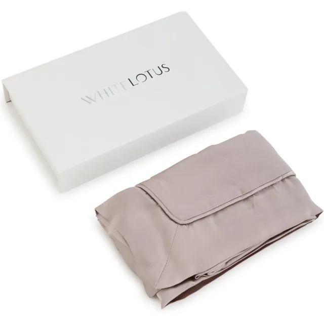 White Lotus Anti Aging Zijden Kussensloop – 100% 19 momme moerbeien zijde, luxe Ofxord stijl in ivoren wit geschenkdoosje. De perfecte zijden kussensloop om het haar te beschermen en rimpels te verminderen. Kleur: Parelgrijs. Pearl Grey