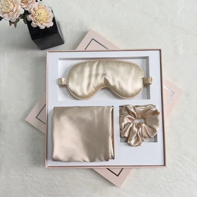 Maxium Satijnen slaapmasker - Satijnen slaapkussen - Satijnen scrunchie - Beige - Inclusief box - Kussenhoes - Oogmasker - Satin Mask - Anti Rimpel - Anti Pluis - Kussensloop