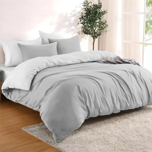 Famanu Dekbedovertrek 240x220 cm met 2 kussenslopen 65x65 cm - Lichtgrijs/wit - 240x220 Bedset in 100% microvezel - 3-delig