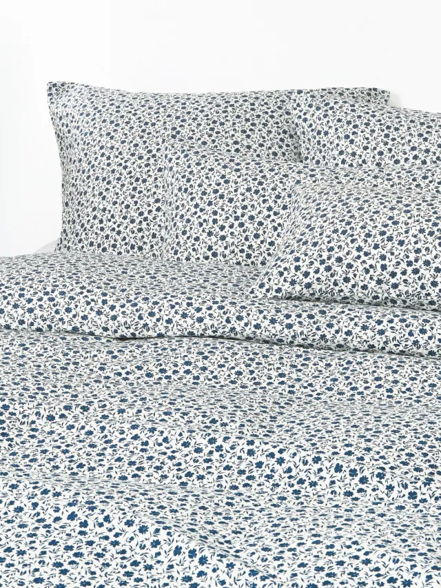 Westwing Collection Gewassen katoenen dekbedovertrek Nolana met fijn bloemenpatroon Blauw