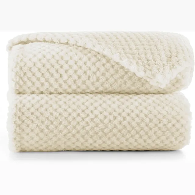 Famanu Zachte knuffeldeken van 150 x 200 cm in beige, fleece woondeken voor Scandinavische stijl en comfort