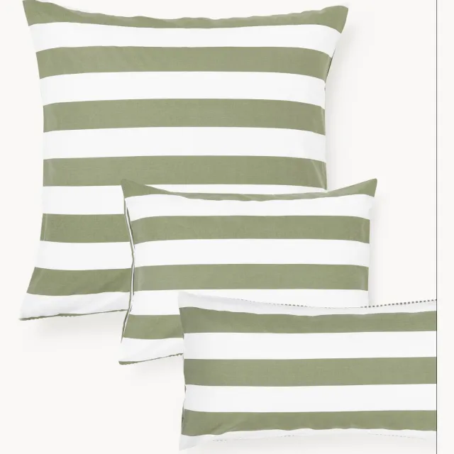 Westwing Collection Gestreepte katoenen omkeerbare kussenhoes Lorena groen