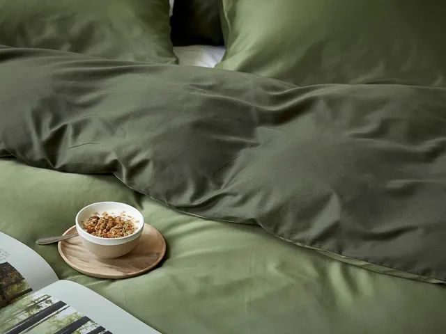 Yumeko dekbedovertrek katoensatijn dubbelzijdig olive 260x240 (zonder slopen) - Bio, eco & fairtrade Mid Olive/Dark Olive