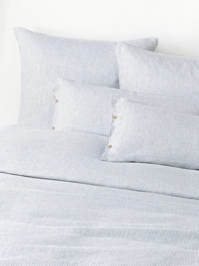Westwing Collection Gewassen linnen dekbedovertrek Rinna met fijne strepen Blauw