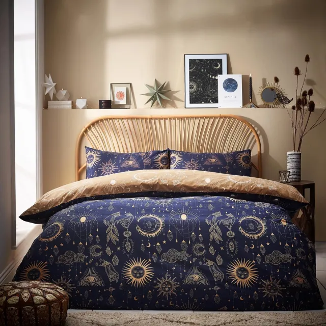 Unyqoos Luxe dekbedovertrekset met sterrenbeeldontwerp in goud en marineblauw Goud/Marineblauw