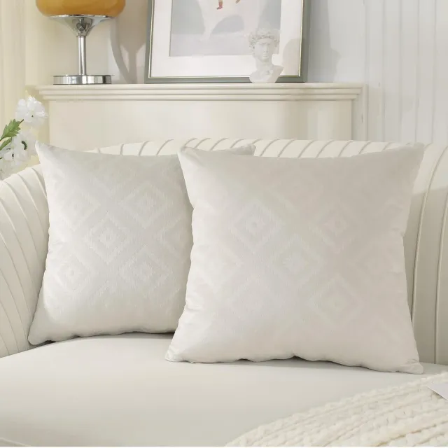 Unyqoos Zachte en stijlvolle fluwelen kussenslopen 50x50 cm set van twee stuks beige/wit