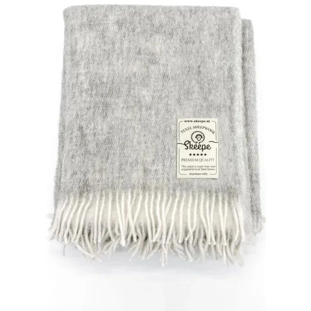 Skéépe Licht grijze wollen plaid 140x180 met franjes – Texelse wol deken voor bank en bed – Skéépe Licht grijs