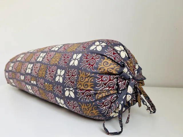 Gustiana Guling – Rolkussen / Sluimerrol van Kapok – met Wasbare Sloop – L85 x B35 x Ø20 cm – Batik Sekar rood-bruin