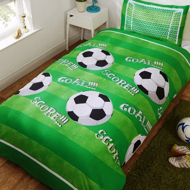 Catherine Lansfield 1-persoons jongens dekbedovertrek (dekbed hoes) groen voetbalveld met zwart - witte voetballen (football / soccer bal) ‘’goal en score’’ met voetbaldoel eenpersoons 140 x 200 cm (voetbalkamer / kinderkamer / sport thema)