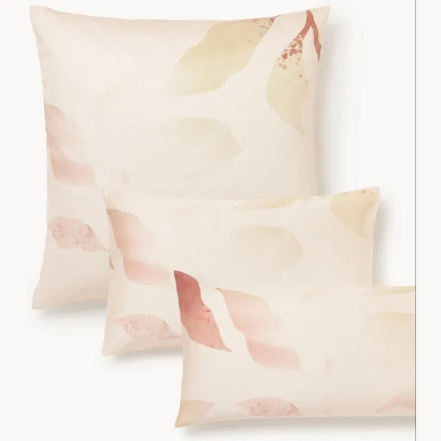 Westwing Collection Katoensatijnen kussenhoes Marino met bloemenprint Roze