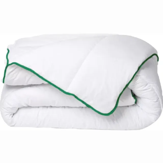 Vente-unique Gematigd dekbed met natuurlijke anti-huisstofmijtbehandeling van DREAMEA in microvezel - 220 x 240 cm - 300 g/m² - Groene bies - AZYLIA II Groen, Wit